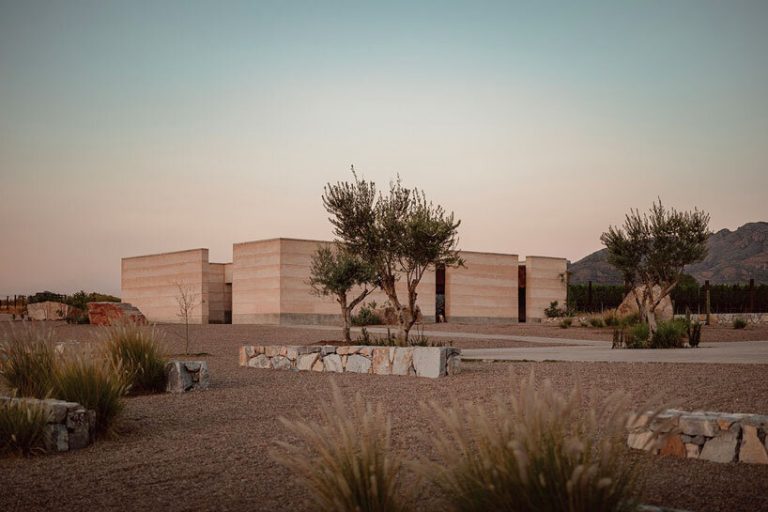 COA arquitectura’s winery combines rammed earth and metal sheets