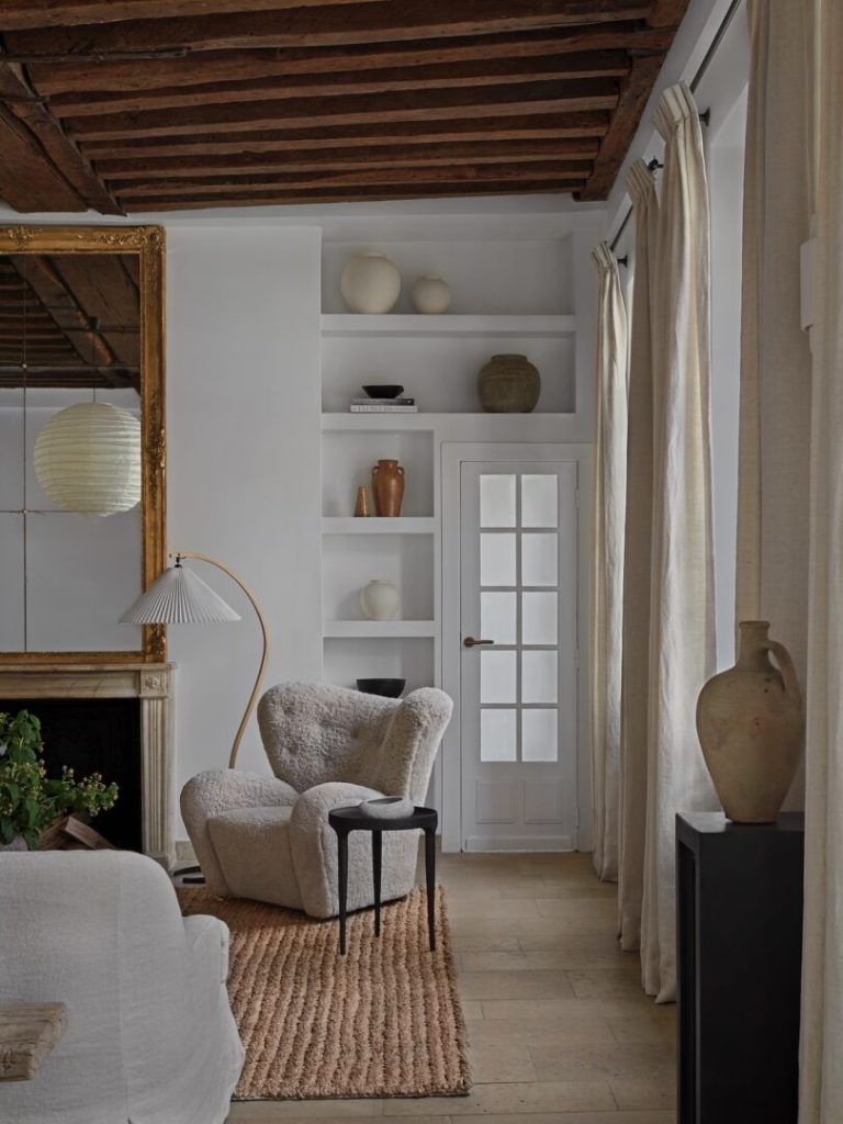 A Parisian Pied-à-Terre’s Merges Classic and Contemporary